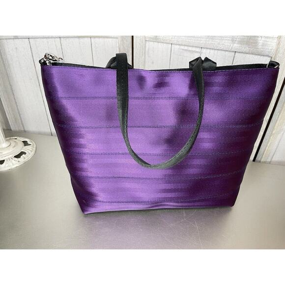 New! Disney Parks X Harveys Seatbelt Pixar Painted Limited Edition Tote Bag - Picture 6 of 9